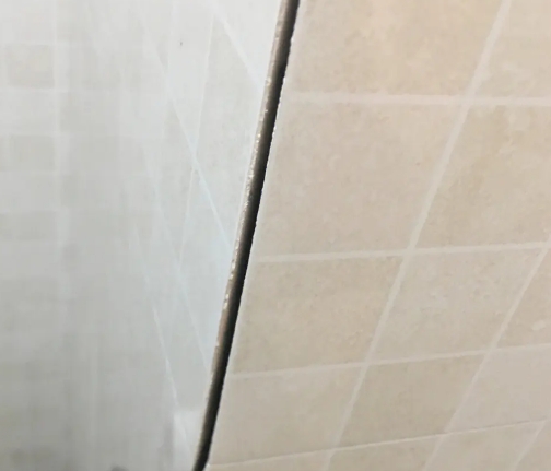 东坡瓷砖空鼓维修公司分享阳台瓷砖脱落的修复过程可以分为以下几个步骤