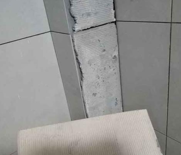 东坡瓷砖空鼓维修公司分享下厨房瓷砖脱落的补救措施。